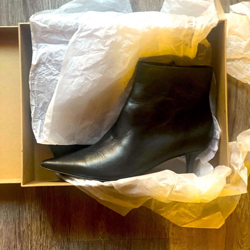 ✨ NWT Reformation Ankle Boots with Kitten Heel - Picture 2 of 3
